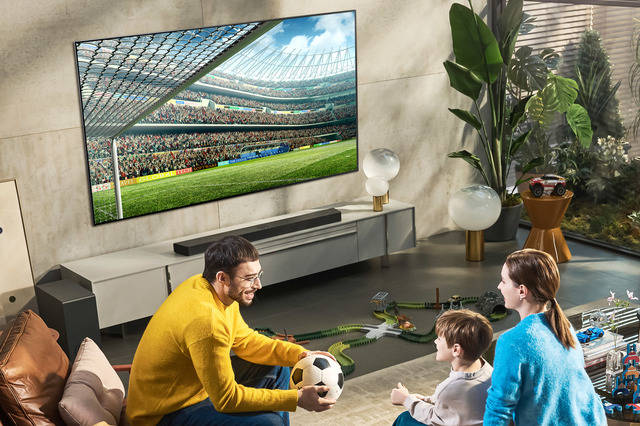 LG전자가 2022년형 LG OLED TV를 글로벌 및 국내 시장에 본격 출시한다. 사진은 모델들이 OLED 에보(모델명: G2)로 스포츠 경기를 시청하고 있는 모습. /LG전자 제공