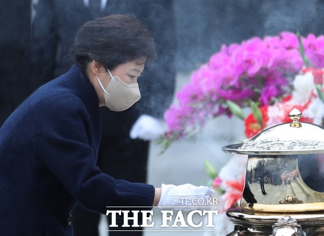 박근혜 전 대통령이 24일 오전 서울 동작구 국립서울현충원을 찾아 고 박정희 전 대통령 내외 묘역에 참배하고 있다. /이선화 기자