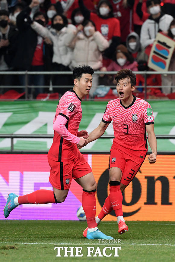 득점 후 기뻐하는 손흥민(왼쪽)과 김진수.