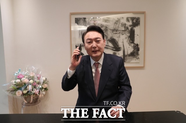 윤석열 대통령 당선인 측이 24일 이번 주 안으로 윤 당선인과 시진핑 중국 국가주석 간 통화가 이뤄질 것이라고 밝혔다. 윤 당선인이 지난 10일 조 바이든 미국 대통령과 통화하는 모습. /국민의힘 제공