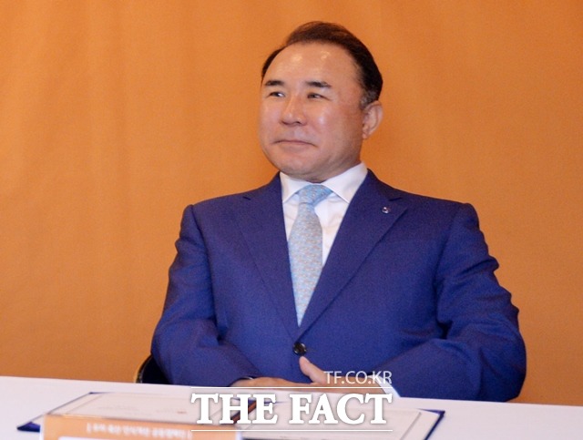 윤홍근 제네시스BBQ 회장이 치킨 1마리당 3만 원이 적당하다며 실질적으로 인건비, 임차료 등 유틸리티 비용이 많이 들어간다고 밝혔다. /더팩트 DB