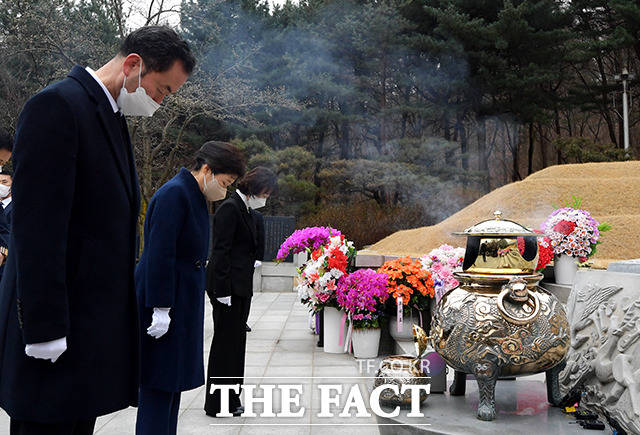 지난해 12월 31일 0시로 석방된 박 전 대통령은 이날 입원중인 서울삼성병원에서 퇴원했다. 이후 부친과 모친의 묘역이 있는 현충원을 찾아 참배하고, 대구 사저로 출발했다. /이선화 기자