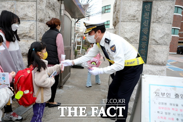 유진규 인천경찰청장이 24일 중구 신광초등학교에서 어린이 교통안전 캠페인을 펼치고 있다. /인천경찰청 제공