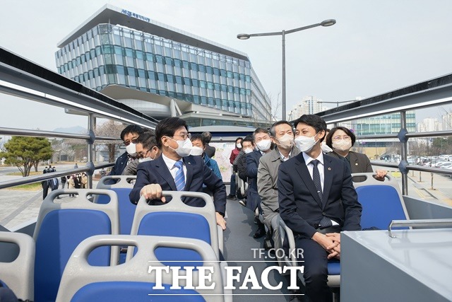 세종시가 이춘희 시장 등이 참석한 가운데 시티투어 2층 버스 개통식을 가졌다. / 세종시 제공