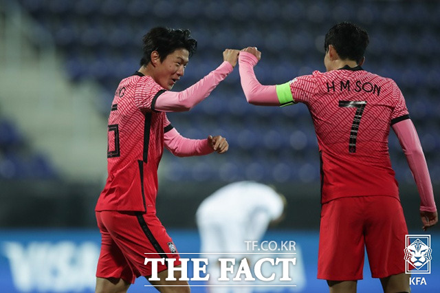 한국 대표팀을 이끄는 파울루 벤투 감독은 24일 이란과 2022 카타르 월드컵 최종예선 A조 9차전에서 손흥민과 황의조 황희찬을 선발에 내세웠다. 사진은 황의조(왼쪽)와 기쁨을 나누는 손흥민. /대한축구협회 제공
