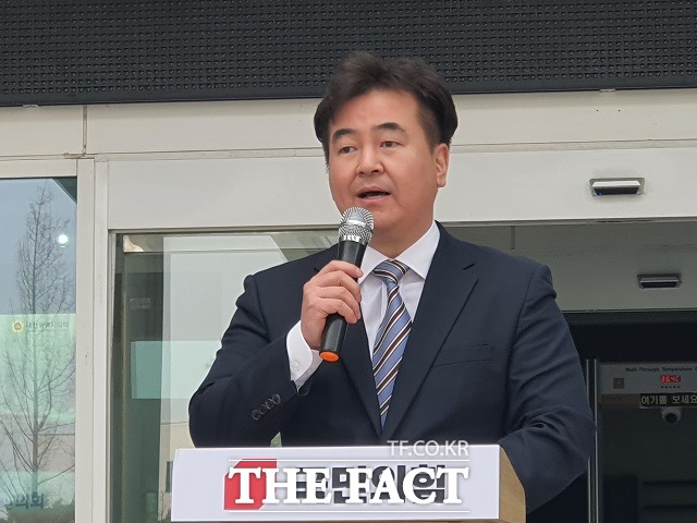 박두용 국민의힘 대전시당 조직부장이 24일 대전시의회 앞에서 기자회견을 열고 대전 중구청장 출마를 선언하고 있다. / 대전 = 김성서 기자