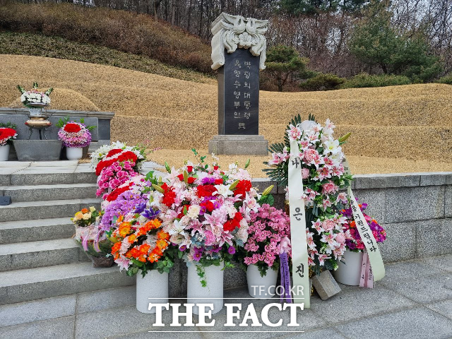 고 박정희 전 대통령 내외 묘역 앞에는 지지자들이 놓고 간 화환이 가득했다. /이선영 인턴기자