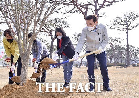 이용섭 광주시장이 식목일을 앞두고 24일 오전 시청 평화의 소녀상 주변에서 공원녹지과 직원들과 함께 무궁화 나무를 식수하고 있다./광주광역시 제공