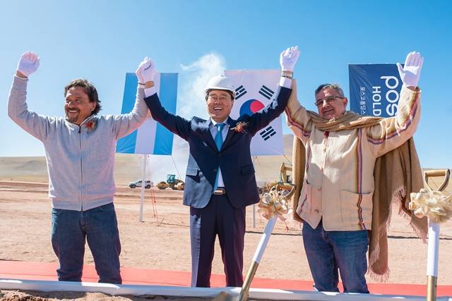 최정우 포스코그룹 회장(가운데)이 아르헨티나 염수 리튬 1단계 착공식을 마치고, 참석자들에게 감사 인사를 하고 있다. /포스코그룹 제공