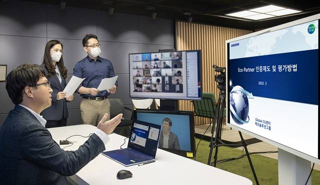 22일 경기도 수원시 삼성전자 상생협력아카데미에서 강사와 삼성전자 직원들이 화학물질 관리 방법 온라인 교육을 진행하고 있다. /삼성전자 제공