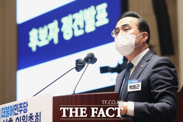 박홍근 더불어민주당 신임 원내대표가 4월 국회를 민생과 개혁의 국회로 만드는 것이 가장 시급하다며 의원들의 마음을 모으는데 최대한의 역량을 집중하겠다고 당선 소감을 밝혔다./국회=이선화 기자