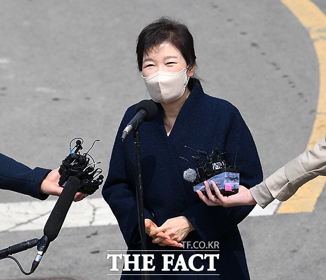 24일 대구 달성군 사저에 도착한 박근혜 전 대통령은 대한민국 발전에 힘이 될 수 있도록 저의 작은 힘을 보태겠다고 말해 그 의미를 두고 해선이 분분하다. /대구=이효균 기자