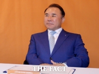  윤홍근 BBQ 회장 '소상공인 위해 치킨값 올라야 한다'