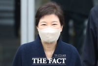  미소 띤 박근혜 '5년 만에 인사…건강 많이 회복' [TF영상]