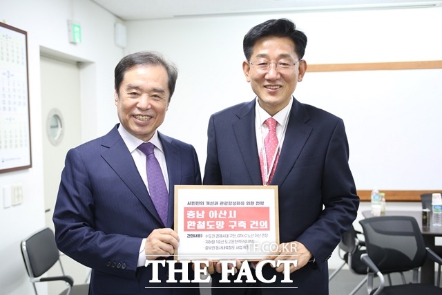 전만권 아산시장 예비후보가 대통령직인수위원회 김병준 지역발전특위 위원장을 만나 GTX-C 노선 아산 연장을 포함한 ‘아산 환철도망 구축계획’을 건의했다. / 전만권 예비후보 제공