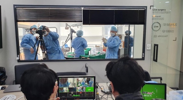 오스템임플란트 사옥 2층에 위치한 100평 규모의 치과에서 방송기술팀이 임플란트 식립 수술 과정을 다원 생중계하고 있다. /오스템임플란트 제공