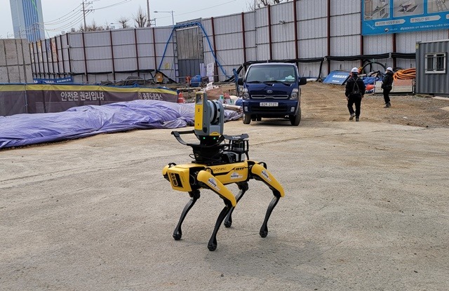 중흥건설은 25일 광주광역시 임동 공사현장에서 로봇개 시연 행사를 진행했다고 밝혔다. /중흥건설 제공