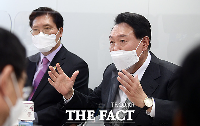 윤석열 대통령 당선인이 25일 오후 서울 종로구 통의동 회의실에서 열린 경제2분과 국토교통부 업무보고에 방문해 관계자들을 격려하고 있다. /이새롬 기자