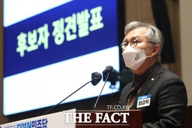 민주당 원내대표 경선 1차 투표에서 애초 후보군으로도 거론되지 않던 최강욱 의원이 고득표 4인방에 포함돼 이변을 일으켰다. /이선화 기자