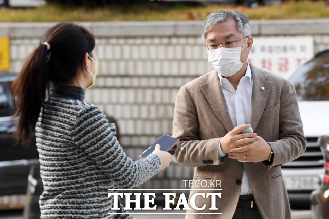 검찰이 조국 전 법무부 장관의 아들에게 허위 인턴 활동 확인서를 발급해줬다는 의혹으로 기소돼 1심에서 당선무효형을 선고받은 최강욱(사진) 열린민주당 대표에게 2심에서도 실형을 구형했다. /남용희 기자