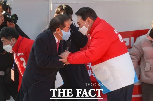 홍준표 국민의힘 의원이 당 최고위원회의 공천 페널티 룰 적용 방식에 불만을 표출하며 윤석열 대통령 당선인에게 전화했다. 사진은 윤석열 대통령 당선인(오른쪽)이 지난 2월15일 대구 동구 동대구역 광장에서 열린 선거 유세에서 홍준표 국민의힘 의원과 인사를 하고 있는 모습. /이선화 기자