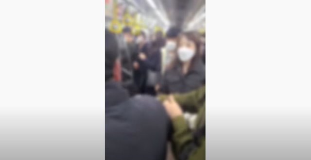 서울 지하철에서 휴대전화로 60대 남성을 가격한 20대 여성이 구속됐다. /유튜브 캡처