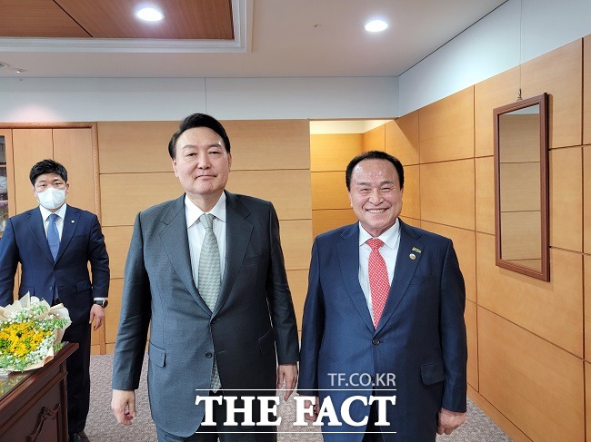 김영만 군위군수가 윤석열 당선인을 만나 면담을 했다/군위군 제공