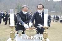  '천안함 46용사 기억하겠습니다' 천안시 추모비 참배