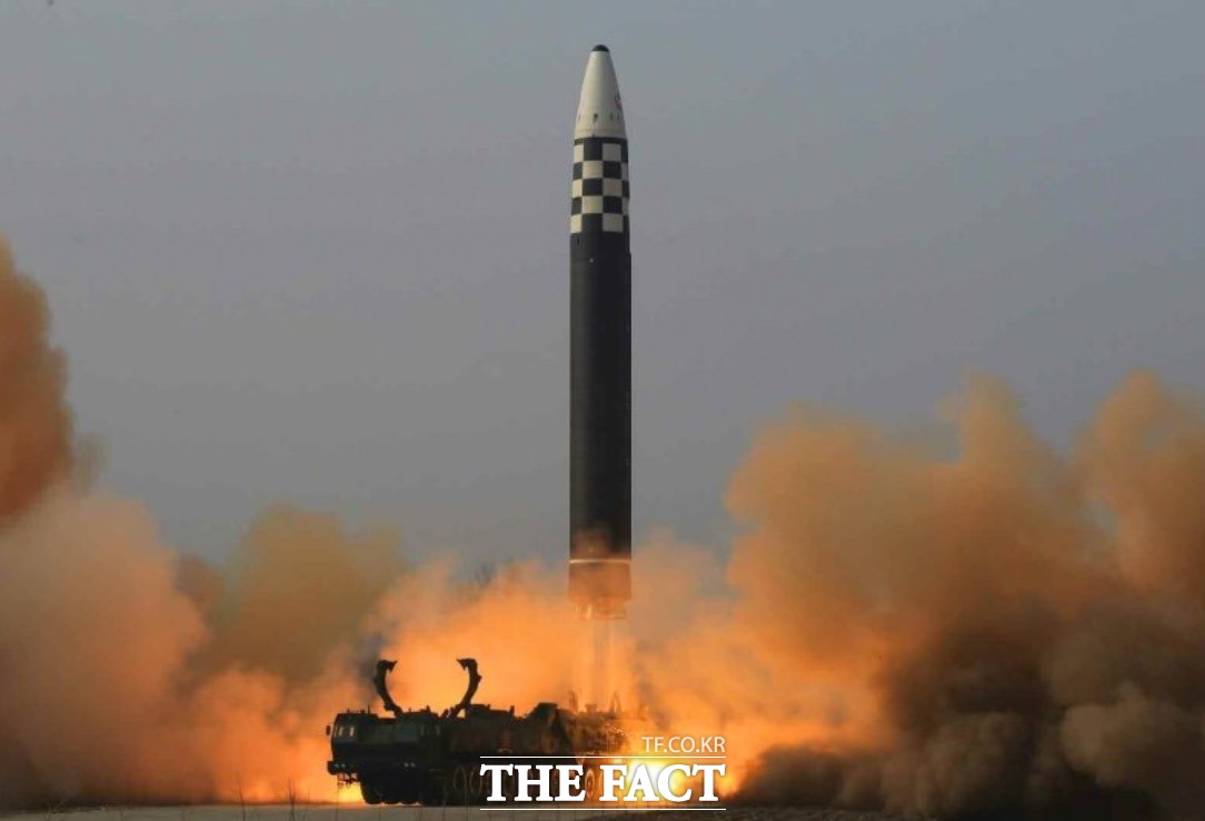 북한 화성-17형 대륙간탄도미사일(ICBM)이 발사되고 있다./조선중앙통신