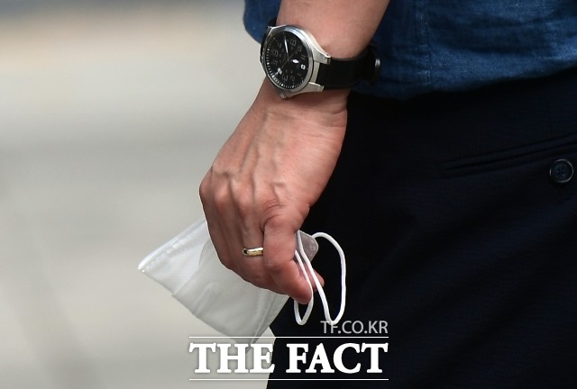 발열 체크를 하는 주민센터 직원에게 마스크를 벗으라며 난동을 피운 50대 여성이 벌금형을 선고받았다. 사진은 기사내용과 무관. /이동률 기자