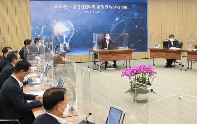 우리금융그룹은 28일 우리금융 본사 회의실에서 손태승 회장과 그룹 경영진이 참석해 그룹 임원 워크숍을 개최했다. /우리금융 제공