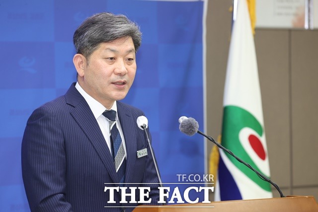 백두현 경남고성군수가 28일 군청 중회의실에서 제1회 추경안 관련 브리핑을 하고 있다./고성군 제공