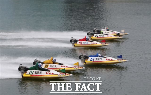 미사리경정장에서 선수들이 플라잉스타트로 경주를 시작하고 있다./경주사업총괄본부 제공