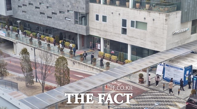 예산군보건소에 마련된 선별진료소에서 군민들이 pcr검사를 받기 위해 길게 줄지어 서 있다. / 예산 = 최현구 기자