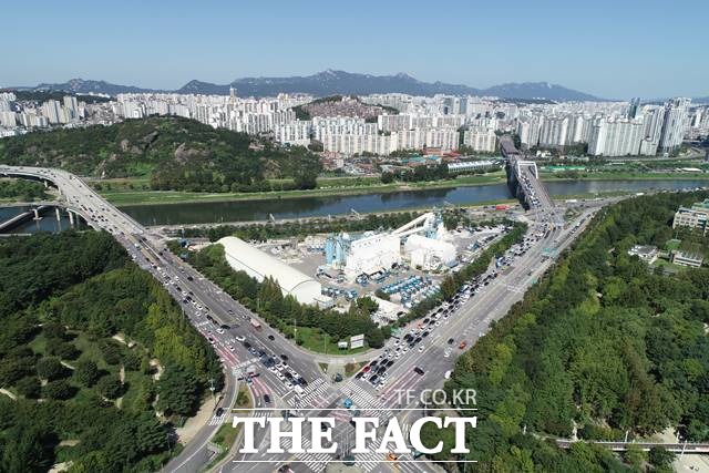 서울숲과 인접해 있는 삼표레미콘 공장이 28일 철거를 시작해 6월 말까지 완전히 철거될 예정이다. /서울시 제공