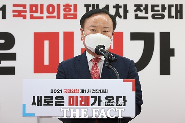 홍 의원은 대구시장에 출마하는 김재원 국민의힘 최고위원이 공천 페널티 룰을 만드는 데 일조했다고 주장하며 비판에 나섰다. 사진은 국민의힘 최고위원에 당선된 김재원 당선자가 지난해 6월 11일 서울 여의도 당사에서 열린 제1차 전당대회에서 당선자 수락연설을 하고 있는 모습. /이선화 기자