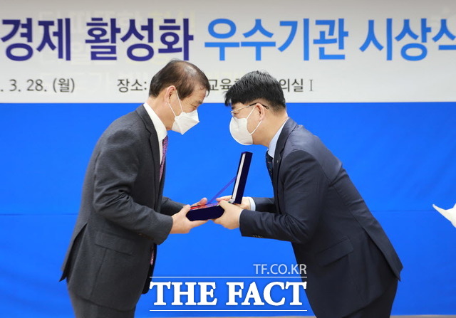 전라남도교육청이 지역경제 활성화에 기여한 우수기관 16곳을 선정해 표창장을 수여하고 있다. 우수기관은 학교와 직속기관, 교육지원청 등 총 895기관 중 16곳이다./무안=홍정열 기자