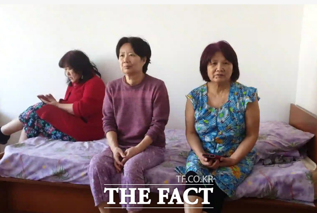 우크라이나를 탈출한 고려인 동포들이 한국행을 간절히 바라고있지만 항공권을 구하지 못해 절망에 빠져있다는 안타까운 소식이 알려지면서 정부차원의 지원이 절실하다는 호소가 이어지고 있다. 사진은 루마니아 난민센터에서 한국행을 애타게 바라는 우크라이나 고려인 동포 가족./ 고려인마을 제공