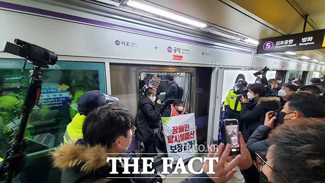경찰이 전국장애인차별철폐연대(전장연)의 지하철 시위에 기본권 충돌 관점에서 비례의 원칙으로 대응하겠다고 밝혔다. /이덕인 기자