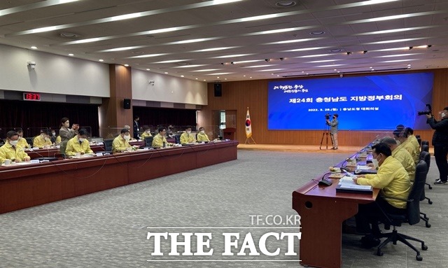 충남도는 28일 도청 대회의실에서 ‘제24회 충남 지방정부회의’를 열고 청년 희망카드 지원 업무협약을 체결했다. / 내포 = 최현구 기자