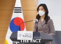  '2022 북한 통일백서' 관련 질문 받는 통일부 대변인 [포토]