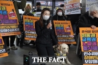  전장연 시위에 이준석은 '시민 볼모' 비판, 무릎 꿇은 김예지