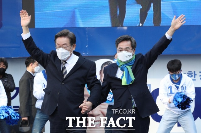 김동연 새로운물결 대표가 정치교체 완수에 무거운 사명감을 느끼며 민주당과 함께 혁신의 길을 가려 한다며 더불어민주당이 제안한 합당 제안을 수용했다. 김 대표는 지방선거 출마 여부는 이번주 내로 결정하겠다고 밝혔다. 사진은 이재명 민주당 상임고문과 김동연 새로운물결 대표의 대선 유세 당시. /남윤호 기자