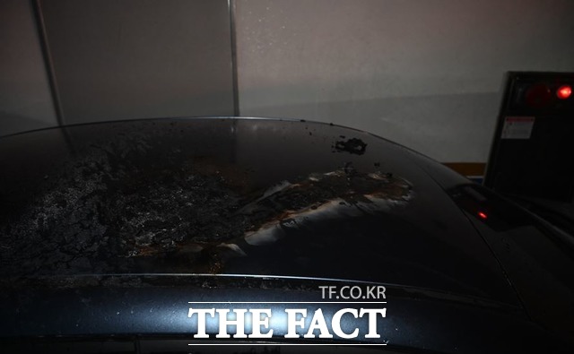 주차된 차량 2대에 휘발유를 뿌려 불을 질렀다. /대구소방안전본부 제공