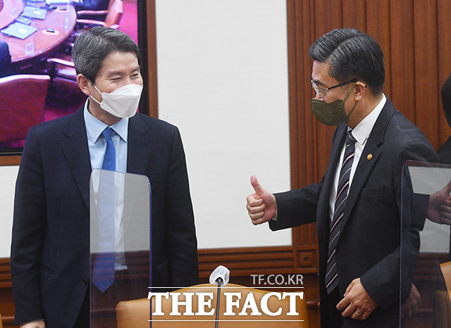 이인영 통일부 장관(왼쪽)과 대화하며 엄지손가락을 들고 있는 서욱 국방부 장관.
