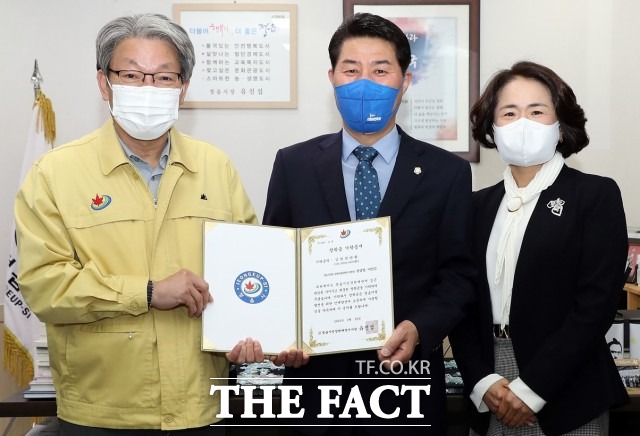 정상철 위원장은 “본인의 자녀도 대학 시절 정읍장학숙에서 생활해 항상 고마운 마음이었다”면서 “어려운 여건 속에서도 열심히 공부하는 우리 학생들이 꿈을 이루고 지역사회에 인재로 성장할 수 있도록 작은 보탬이 되면 좋겠다”고 말했다. / 정읍시의회 제공