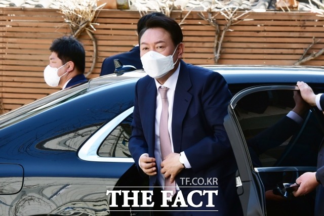 윤석열 대통령 당선인 측은 29일 김부겸 국무총리 유임설에 선을 그었다. 사진은 윤 당선인이 28일 서울 통의동 금융감독원 연수원에 마련된 인수위원회 집무실로 복귀하는 모습. /인수위사진기자단