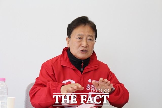 김동완 충남도지사 예비후보가 선거를 앞두고 더팩트와 인터뷰를 하고 있다. / 내포 = 김아영 기자