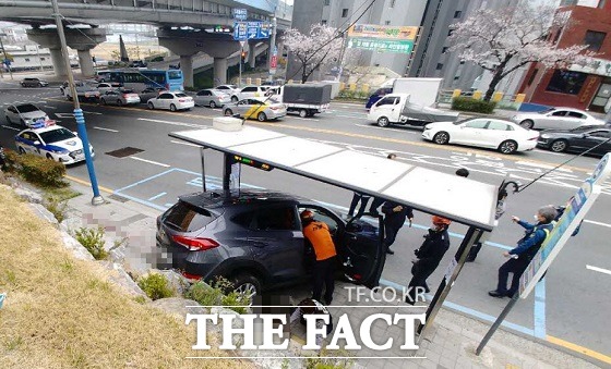 30일 오후 2시 39분쯤 80대 운전자 A 씨가 몰던 차량이 부산 서구 암남동에 있는 한 버스정류소에 앉아 있는 시민 2명을 덮쳤다./부산경찰청 제공.