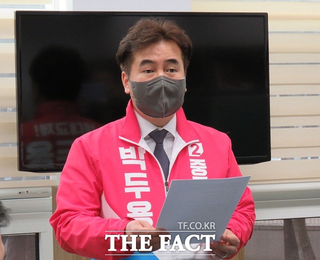 국민의힘 소속 박두용 중구청장 예비후보가 30일 대전시의회에서 기자회견을 열고 있다. / 대전 = 김성서 기자